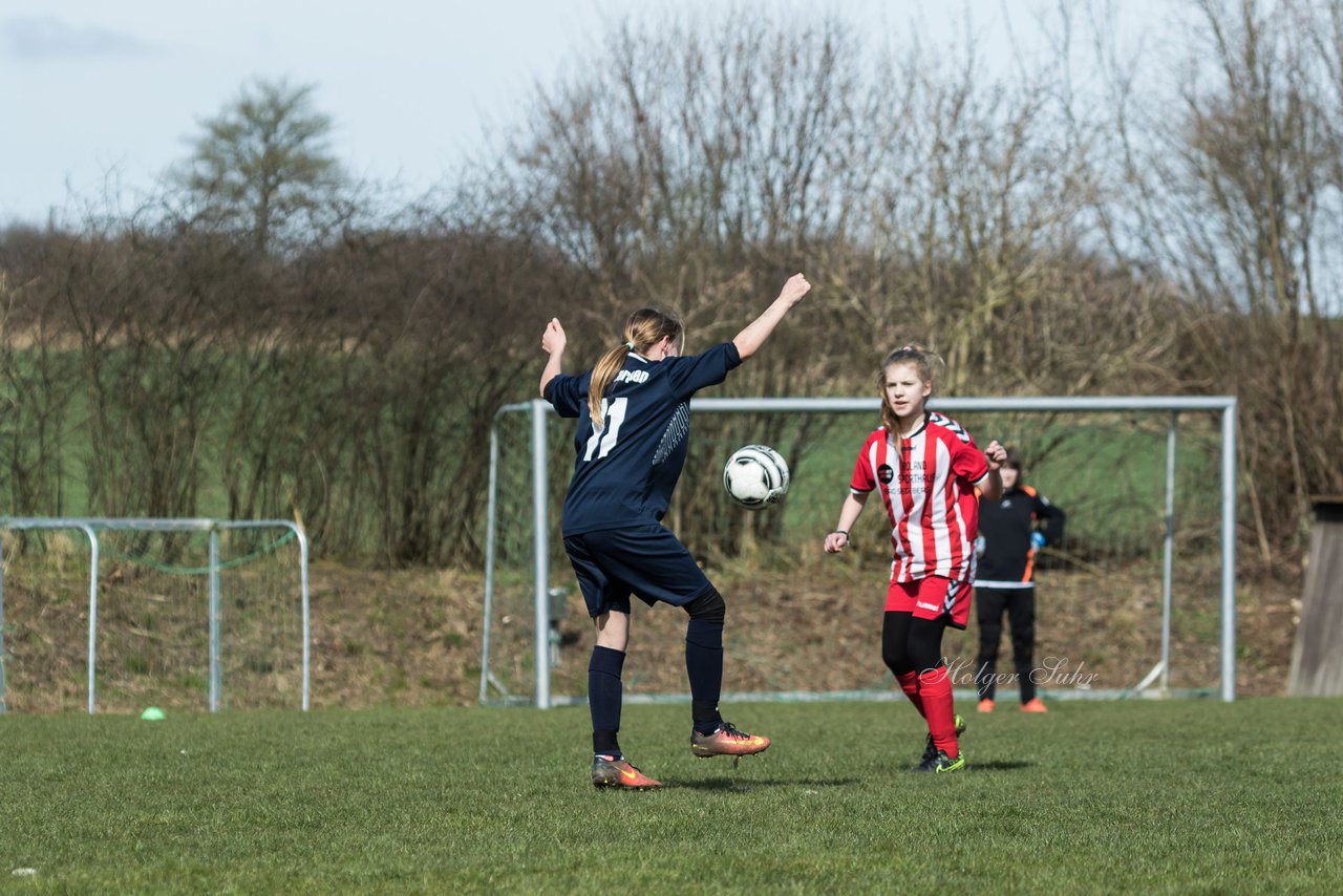 Bild 60 - C-Juniorinnen TSV Zarpen - TuS Tensfeld : Ergebnis: 2:1